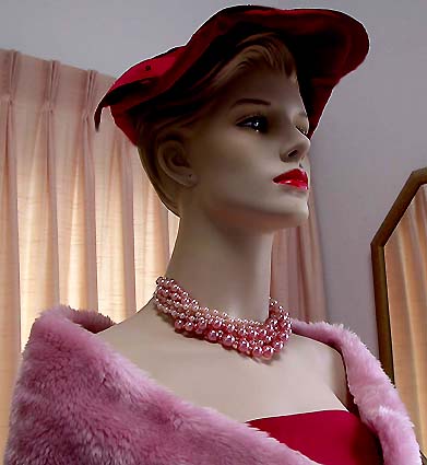 a beautiful vintage costume jewelry necklace unsigned