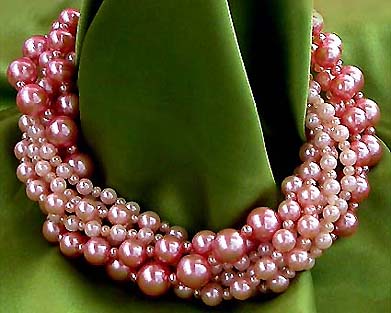 a beautiful vintage costume jewelry necklace unsigned