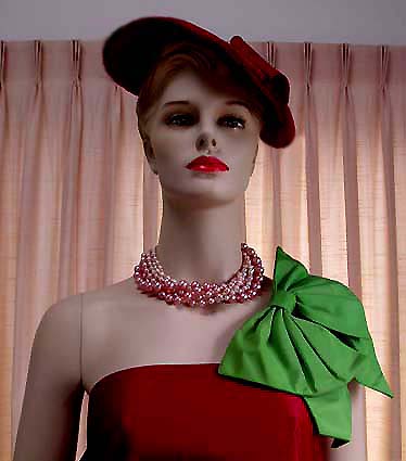 a beautiful vintage costume jewelry necklace unsigned