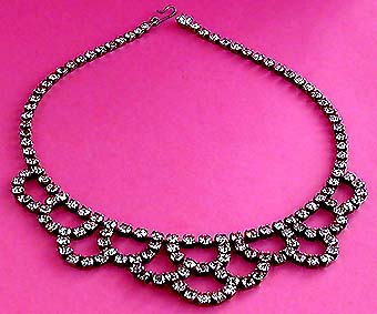 a beautiful vintage costume jewelry necklace unsigned