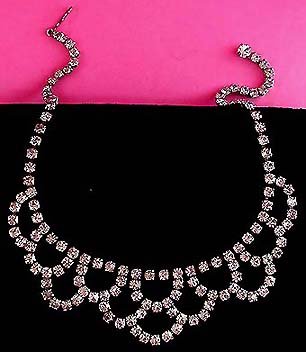 a beautiful vintage costume jewelry necklace unsigned