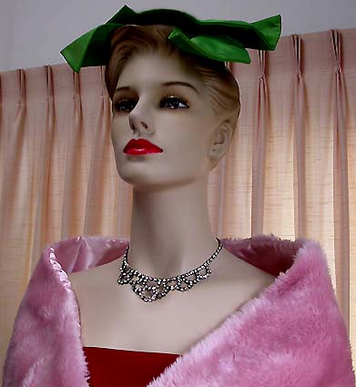 a beautiful vintage costume jewelry necklace unsigned