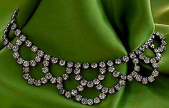 a beautiful vintage costume jewelry necklace unsigned