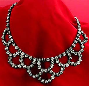 a beautiful vintage costume jewelry necklace unsigned