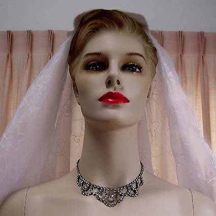 a beautiful vintage costume jewelry necklace unsigned