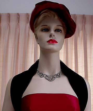 a beautiful vintage costume jewelry necklace unsigned