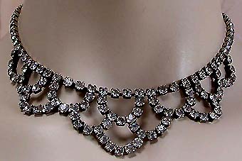 a beautiful vintage costume jewelry necklace unsigned