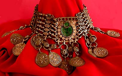a beautiful vintage costume jewelry necklace unsigned