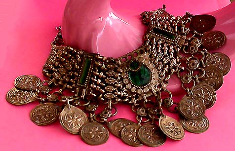 a beautiful vintage costume jewelry necklace unsigned