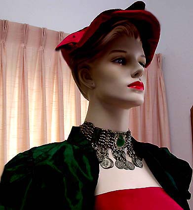 a beautiful vintage costume jewelry necklace unsigned