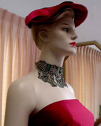 a beautiful vintage costume jewelry necklace unsigned