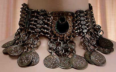 a beautiful vintage costume jewelry necklace unsigned
