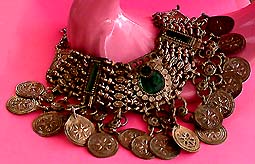 a beautiful vintage costume jewelry Juliana necklace