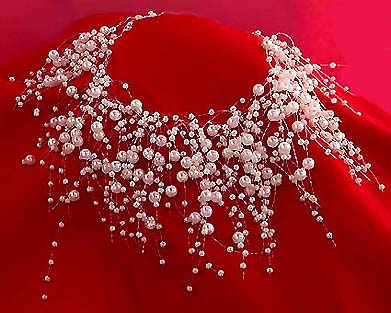 a beautiful vintage costume jewelry necklace unsigned