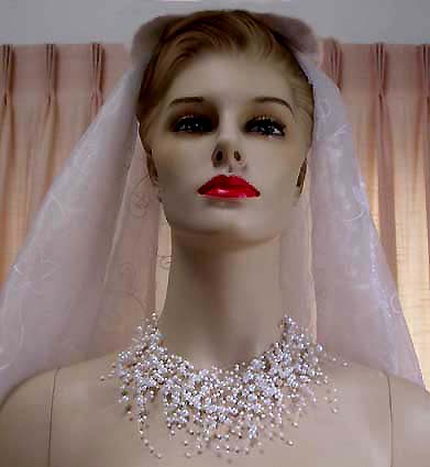 a beautiful vintage costume jewelry necklace unsigned