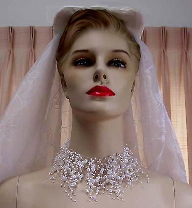 a beautiful vintage costume jewelry necklace unsigned