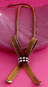 a beautiful vintage costume jewelry necklace unsigned