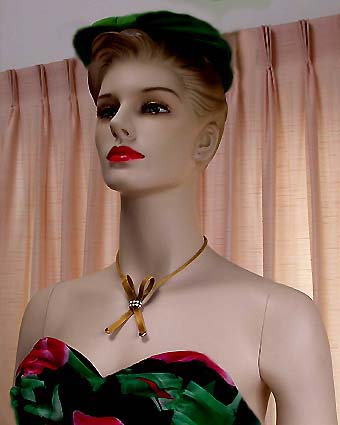 a beautiful vintage costume jewelry necklace unsigned
