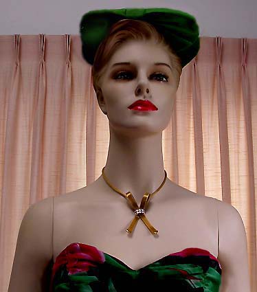 a beautiful vintage costume jewelry necklace unsigned