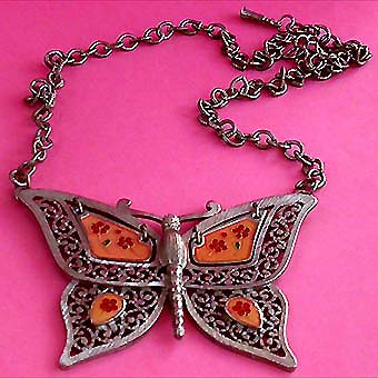 a beautiful vintage costume jewelry necklace unsigned