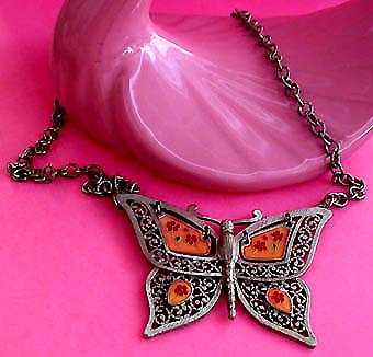 a beautiful vintage costume jewelry necklace unsigned
