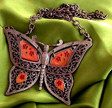 a beautiful vintage costume jewelry necklace unsigned