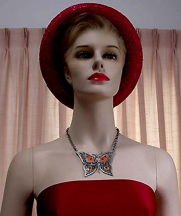 a beautiful vintage costume jewelry necklace unsigned