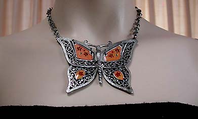 a beautiful vintage costume jewelry necklace unsigned