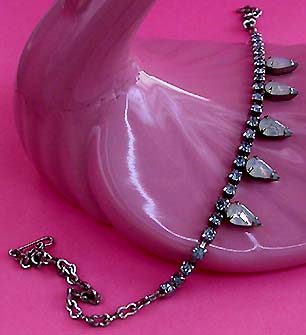 a beautiful vintage costume jewelry necklace unsigned