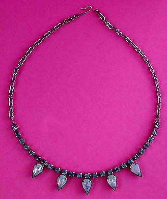 a beautiful vintage costume jewelry necklace unsigned