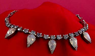 a beautiful vintage costume jewelry necklace unsigned