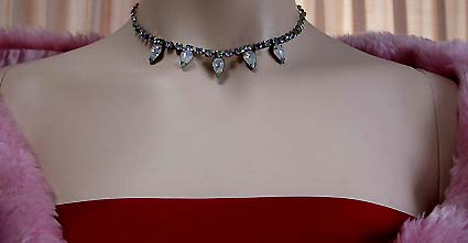 a beautiful vintage costume jewelry necklace unsigned