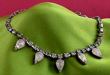 a beautiful vintage costume jewelry necklace unsigned