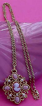 a beautiful vintage costume jewelry necklace unsigned
