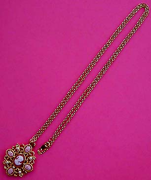 a beautiful vintage costume jewelry necklace unsigned