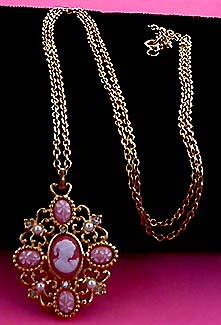 a beautiful vintage costume jewelry necklace unsigned