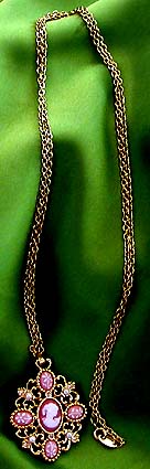 a beautiful vintage costume jewelry necklace unsigned