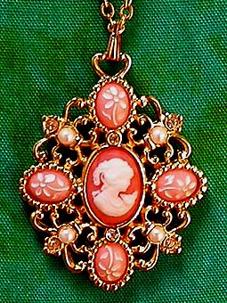 a beautiful vintage costume jewelry necklace unsigned