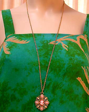 a beautiful vintage costume jewelry necklace unsigned