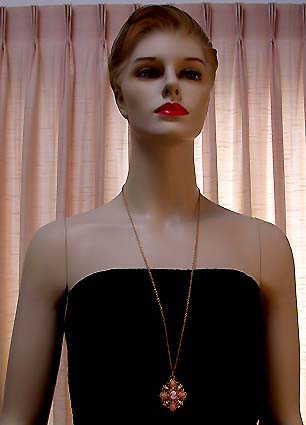 a beautiful vintage costume jewelry necklace unsigned