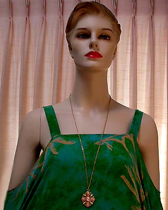 a beautiful vintage costume jewelry necklace unsigned