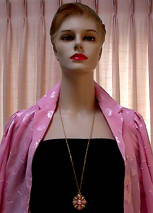 a beautiful vintage costume jewelry necklace unsigned