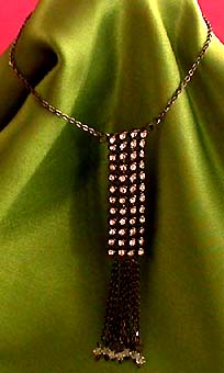 a beautiful vintage costume jewelry necklace unsigned