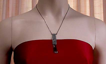 a beautiful vintage costume jewelry necklace unsigned