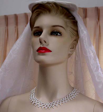 a beautiful vintage costume jewelry necklace unsigned