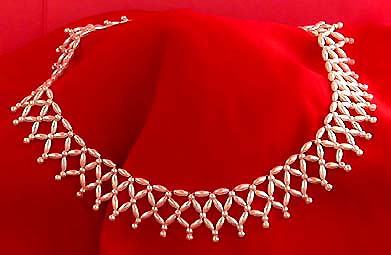 a beautiful vintage costume jewelry necklace unsigned