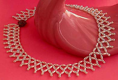 a beautiful vintage costume jewelry necklace unsigned