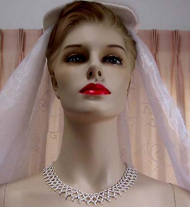 a beautiful vintage costume jewelry necklace unsigned