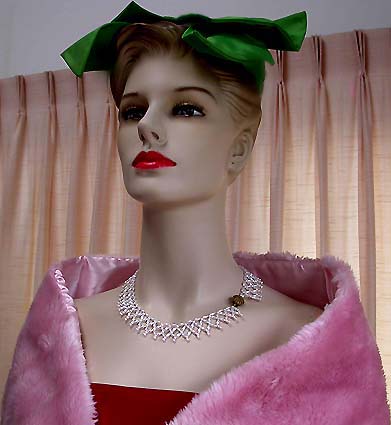 a beautiful vintage costume jewelry necklace unsigned