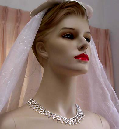 a beautiful vintage costume jewelry necklace unsigned